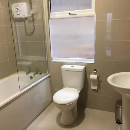 Дом отдыха An Uaimh , Superb 6 Bedroom House. *