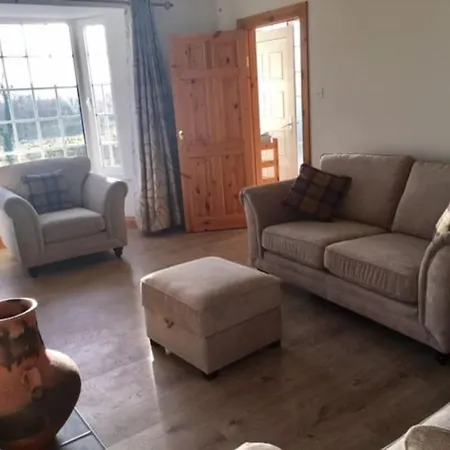 Дом отдыха An Uaimh , Superb 6 Bedroom House. *